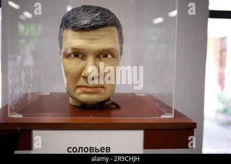 La testa artificiale di Vladimir Solovyov circondata da scarafaggi del Madagascar è visibile durante la mostra 'Heads' a Uspenskaya 60. Vladimir Solovyov - giornalista russo, presentatore radiofonico e televisivo, propagandista. Ospite del programma "Evening with Vladimir Solovyov" sul canale televisivo Russia - esibizione-spettacolo "Heads" di Anton Tkachenko ha aperto a Uspenskaya 60. I visitatori possono guardare le teste artificiali dei media della Federazione russa, circondati da scarafaggi del Madagascar, prendere parte a una performance - versare la terra nella bara con Vladimir Putin. L'obiettivo è per il visitatore Foto Stock