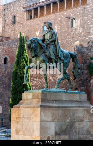 Barcellona, Spagna - FEB 10, 2022: Statua di Ramon Berenguer III scolpita da Frederic Maras e inaugurata nel 1950 a Placa Ramon Berenguer el Gran. Foto Stock