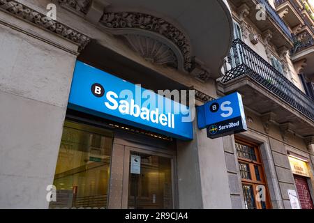 Barcellona, Spagna - FEB 10, 2022: Filiale di Barcellona del Banco de Sabadell, multinazionale spagnola di servizi finanziari con sede ad Alicante e. Foto Stock