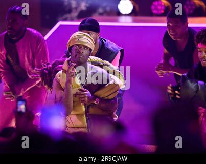 Los Angeles, Stati Uniti. 25 giugno 2023. Lil Uzi Vert si esibisce sul palco durante la 23a trasmissione annuale BET Awards dal vivo al Microsoft Theater di Los Angeles domenica 25 giugno 2023. Il BET Award premia gli animatori neri e altre persone di colore in musica, film, sport e filantropia. L'evento di quest'anno celebra il 50° anniversario dell'hip-hop. Foto di Jim Ruymen/UPI credito: UPI/Alamy Live News Foto Stock