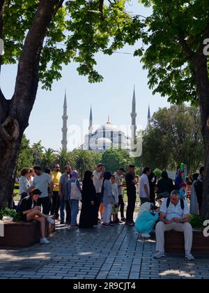 Le persone fanno la fila per vedere la Basilica di Santa Sofia (fuori dall'immagine) in un giorno estivo, con la Moschea del Sultano Ahmed, detta Moschea Blu, alle spalle, Istanbul, Turchia Foto Stock