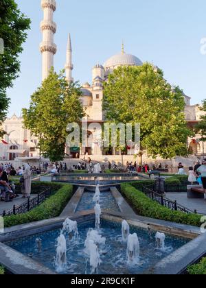 Esterno della moschea Yeni Cami in un giorno estivo con cielo blu visto dalle fontane della piazza pubblica, Istanbul, Turchia Foto Stock