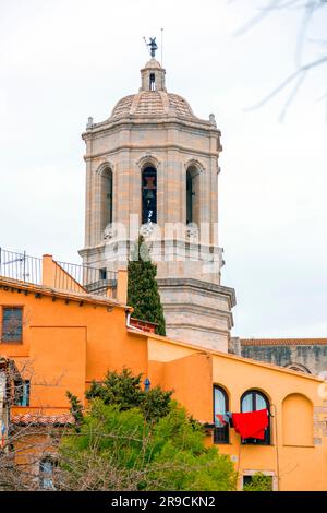 Girona, Catalogna, Spagna - 12 febbraio 2022: La torre della Cattedrale di Girona o Catedral de Santa Maria de Girona. Foto Stock