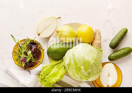 Cibo biologico sano - verdure, frutta, verdure. Ingredienti del menu vegano a basso contenuto di fodmap. Keto, paleo, concetto di dieta a base vegetale. Colori giallo e verde. Foto Stock