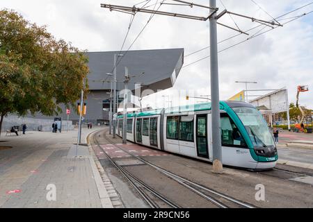 Barcellona, Spagna - FEB 13, 2022: Tramvia Blau, Blue tram è una rete di tram, parte del sistema metropolitano di Barcellona. Foto Stock