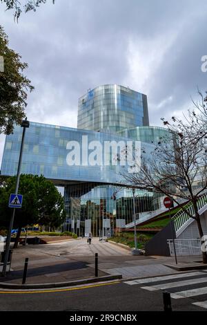 Barcellona, Spagna - FEB 13, 2022: Gas Natural Building, o Mare Nostrum Tower, è un grattacielo per uffici situato nel quartiere la Barceloneta di t Foto Stock