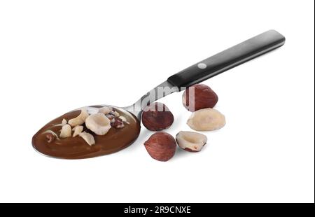 Cucchiaio con deliziosa pasta al cioccolato e nocciole su sfondo bianco Foto Stock