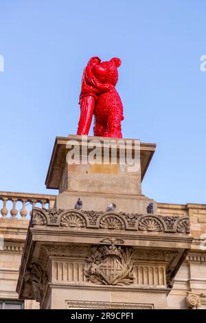 Barcellona, Spagna - FEB 13, 2022: Statua moderna con un uomo che abbraccia un orsacchiotto, di nome Humanitat, Humanitat, Humanity di James Colomina, che commemora gli abolizionisti Foto Stock