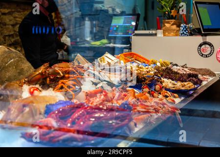 Girona, Catalogna, Spagna - 12 febbraio 2022: Pesce e frutti di mare venduti in un negozio a Girona, Catalogna, Spagna. Foto Stock