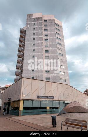 Girona, Catalogna, Spagna - FEB 12, 2022: Panorama urbano e generica vista architettonica nelle moderne aree residenziali di Girona. Foto Stock