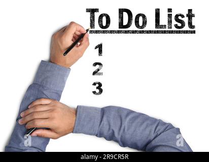 Uomo che scrive Words To Do List con penna su white paper, vista dall'alto Foto Stock