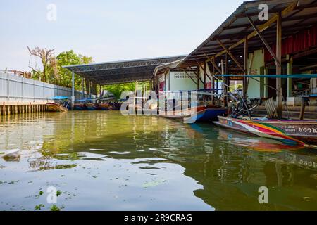 Damnoen Saduak - Tailandia 23 maggio 2023. Sui canali del mercato galleggiante di Damnoen Saduak in barca. Foto Stock