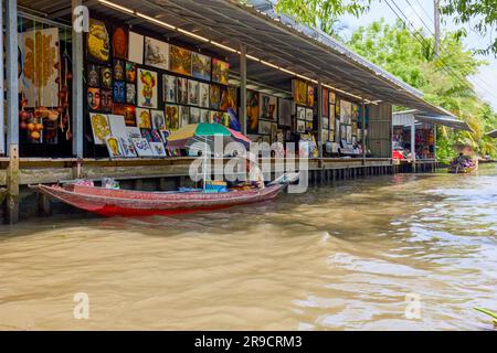 Damnoen Saduak - Tailandia 23 maggio 2023. Sui canali del mercato galleggiante di Damnoen Saduak in barca. Foto Stock