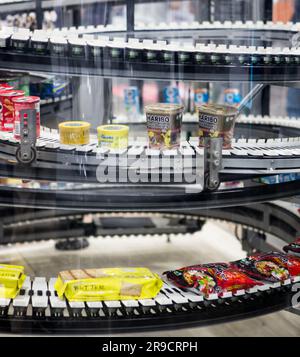 Bangkok, Tailandia - 14 giugno 2022: Trasportatore a nastro nell'industria alimentare commerciale esposizione a Propak 2023. Foto Stock