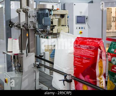 Bangkok, Thailandia - 14 giugno 2022: Esposizione della macchina per la legatura dei sacchi in Propak 2023. Foto Stock