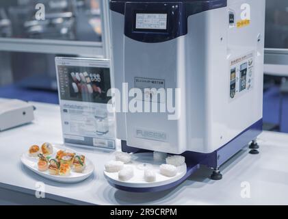 Bangkok, Thailandia - 14 giugno 2022: Macchina robot nigiri che produce palline di riso per esposizione sushi in Propak 2023. Foto Stock