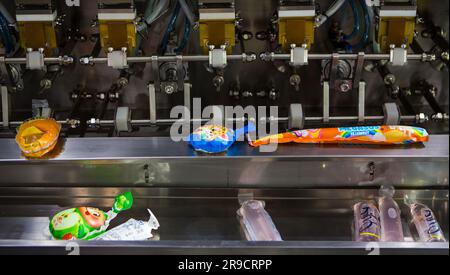 Bangkok, Thailandia - 14 giugno 2022: Macchina per il confezionamento di ugelli per alimenti e liquidi. La macchina per il riempimento di sacchetti per succo è esposta in Propak 2023. Foto Stock