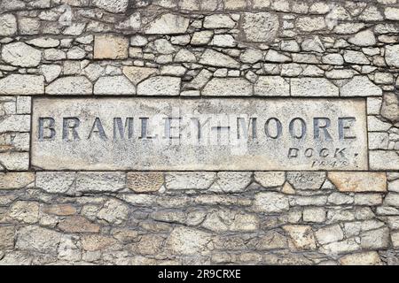 Una pietra incisa all'esterno del molo di Bramley Moore sul lungomare di Liverpool. Il molo sarà la nuova sede dell'Everton Football Club. Foto Stock