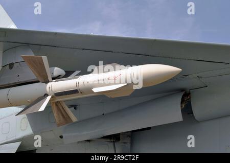 Mosca, Russia - 14 agosto 2022: Missile militare aria-aria sotto l'ala di un caccia. L'iscrizione in russo JSC GosMKB Vympel Foto Stock