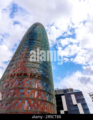 Barcellona, Spagna - 13 febbraio 2022: La Torre Agbar, con un'altezza di 144 metri, è stata progettata da Jean Nouvel ed è un omaggio al famoso architetto Foto Stock