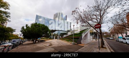 Barcellona, Spagna - FEB 13, 2022: Gas Natural Building, o Mare Nostrum Tower, è un grattacielo per uffici situato nel quartiere la Barceloneta di t Foto Stock