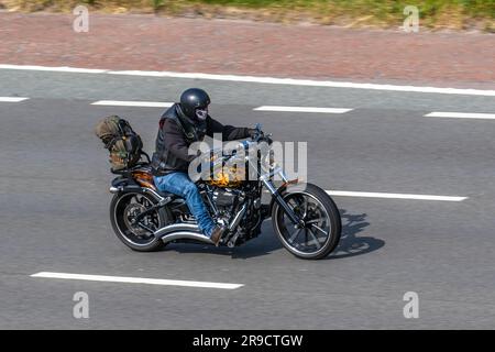 Harley Davidson 114 Thunderbike Fat Boy; motociclista; trasporto a due ruote; viaggia a velocità sostenuta sull'autostrada M6 a Greater Manchester, Regno Unito Foto Stock