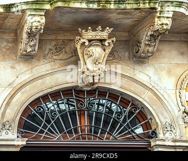 Lo stemma di famiglia posto sotto il balcone riccamente decorato sulla facciata di un palazzo nobile nella città medievale di popoli. Popoli, Abruzzo Foto Stock