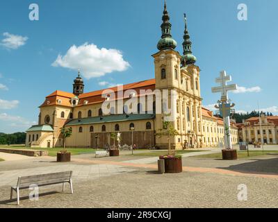 Velehrad, Repubblica Ceca, giugno 2023: Stemma papale sulla croce di fronte alla Basilica del pellegrinaggio dell'assunzione della Vergine Maria e di San Cyril Foto Stock