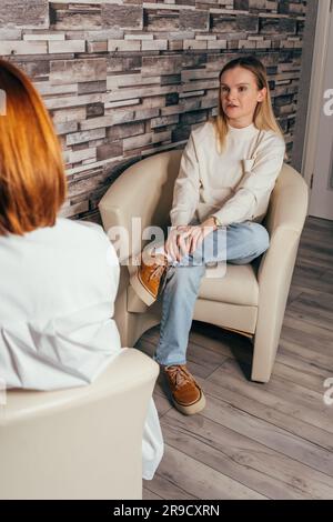 Belle donne d'affari che lavorano insieme mentre parlano di notizie sul lavoro Foto Stock