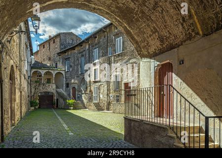 Dai un'occhiata a uno dei numerosi palazzi medievali con cortili privati e balconi coperti da portici. Popoli, provincia di Pescara, Abruzzo, Italia Foto Stock