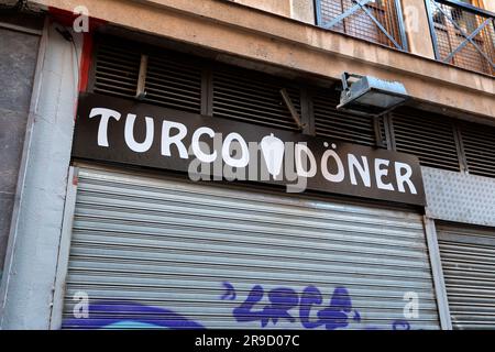 Saragozza, Spagna - 14 febbraio 2022: Ristorante turco doner in Calle Alfonso i, una strada principale nel centro storico di Saragozza. Foto Stock