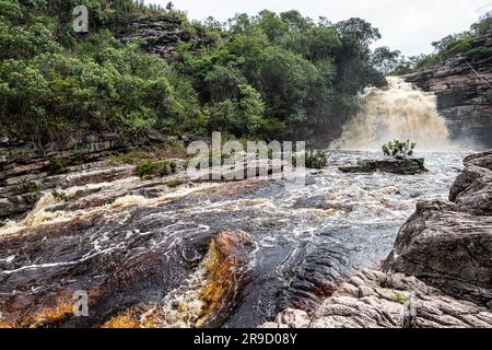 Vista del fiume Mucugezinho con acqua corrente, formando una cascata e Poco do Pato, in Chapada Diamantina, Bahia, Brasile Foto Stock