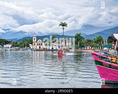 Bellissimo porto di Paraty, Brasile con colorate barche turistiche e da pesca nella baia tra Rio de Janeiro e San Paolo. Foto Stock