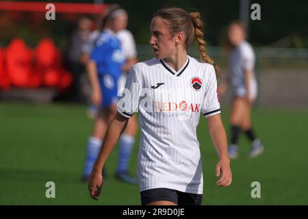 Olivia Liv Francis in azione per il Pontypridd United FC Women nella Premier League del Genero Adran Foto Stock