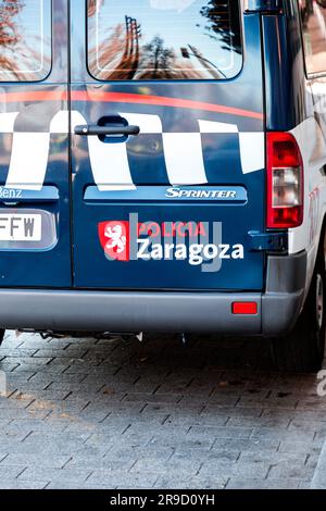 Saragozza, Spagna-14 FEB, 2022: Il logo ufficiale del leone della polizia di Saragozza sul retro di un'auto della polizia. Foto Stock