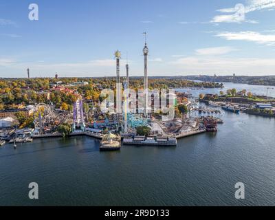 Vista del parco divertimenti Grona Lund con giostre e giri turistici sull'isola di Djurgarden Stoccolma Svezia. Foto Stock