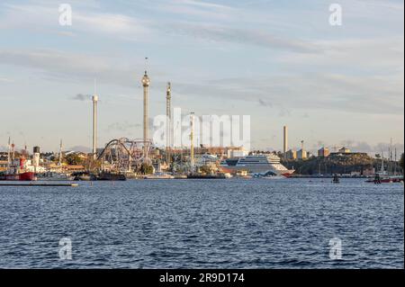 Vista del parco divertimenti Grona Lund con giostre e giri turistici sull'isola di Djurgarden Stoccolma Svezia. Foto Stock