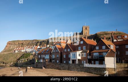 Centro storico di Whitby dal molo di Tate Hill Foto Stock