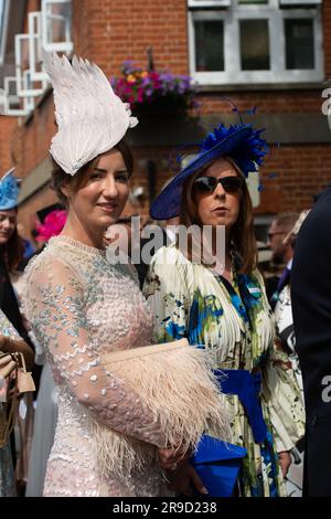 Ascot, Berkshire, Regno Unito. 23 giugno 2023. È stato un altro giorno di moda e cappelli quando gli automobilisti arrivano all'ippodromo di Ascot per il quarto giorno di Royal Ascot. Credito: Maureen McLean/Alamy Foto Stock