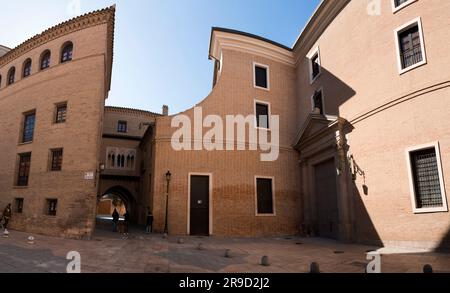 Saragozza, Spagna - 14 febbraio 2022: Architettura generica e vista stradale a Saragozza, la capitale della regione Aragona della Spagna. Foto Stock