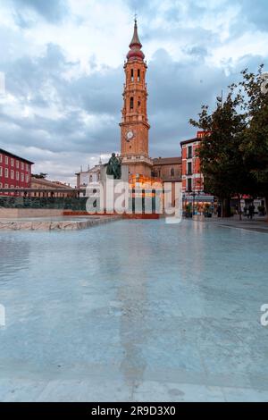 Saragozza, Spagna-14 febbraio 2022: La cattedrale del Salvatore o la Seo de Zaragoza è una cattedrale cattolica di Saragozza, in Spagna. Foto Stock