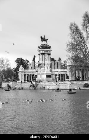 Madrid, Spagna - FEB 16, 2022: The Monument to Alfonso XII si trova a Buen Retiro Park, Madrid, Spagna. Il monumento si trova sul bordo orientale di Foto Stock