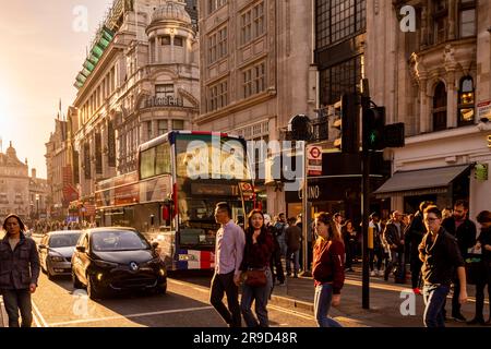 Coventry Street in un pomeriggio di sole con il centro del Trocadero e la folla Foto Stock