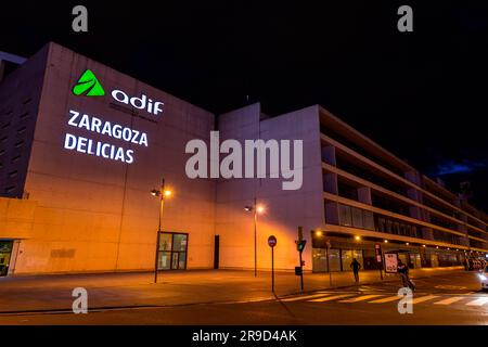 Saragozza, Spagna - 14 febbraio 2022: Esterno della stazione ferroviaria di Delicias, il principale nodo dei trasporti pubblici della città di Saragozza, Aragona, Spagna. Foto Stock