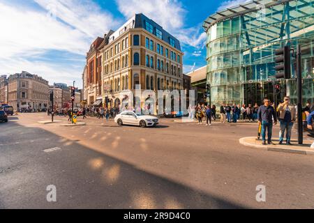 Borough High St e il centro commerciale Borough con cielo blu Foto Stock