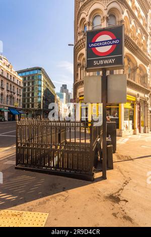 Uscita della metropolitana Mansion House a Cannon Street con la città di londra sul retro Foto Stock