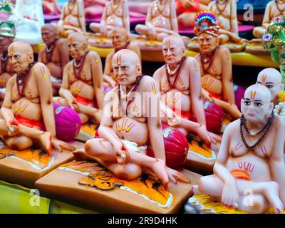 24 giugno 2023, statua del dio indiano Shri Swami Samarth hindu in vendita ad Akkalkot, Maharashtra, India. Foto Stock