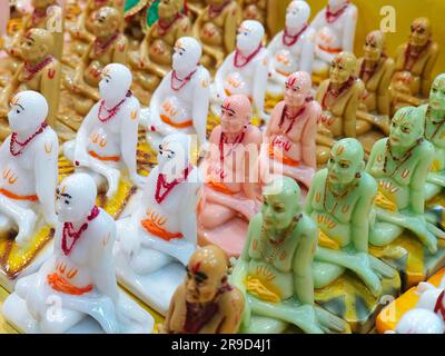 24 giugno 2023, statua del dio indiano Shri Swami Samarth hindu in vendita ad Akkalkot, Maharashtra, India. Foto Stock