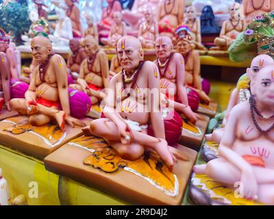 24 giugno 2023, statua del dio indiano Shri Swami Samarth hindu in vendita ad Akkalkot, Maharashtra, India. Foto Stock