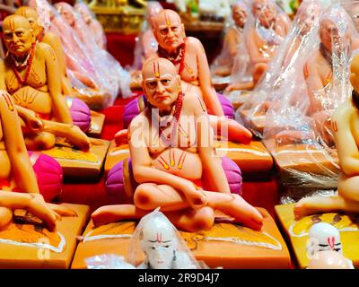 24 giugno 2023, statua del dio indiano Shri Swami Samarth hindu in vendita ad Akkalkot, Maharashtra, India. Foto Stock